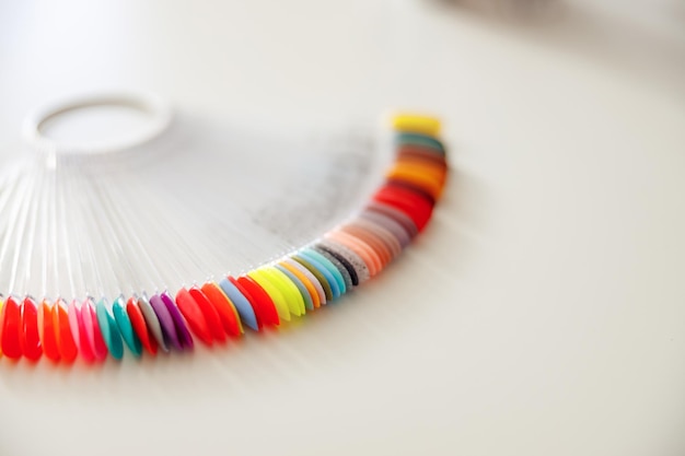 Kolorowe nici na tle tkaniny